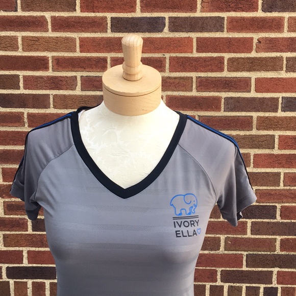 Ivory Ella V-neck breathable tee size Small - Picture 2 of 8